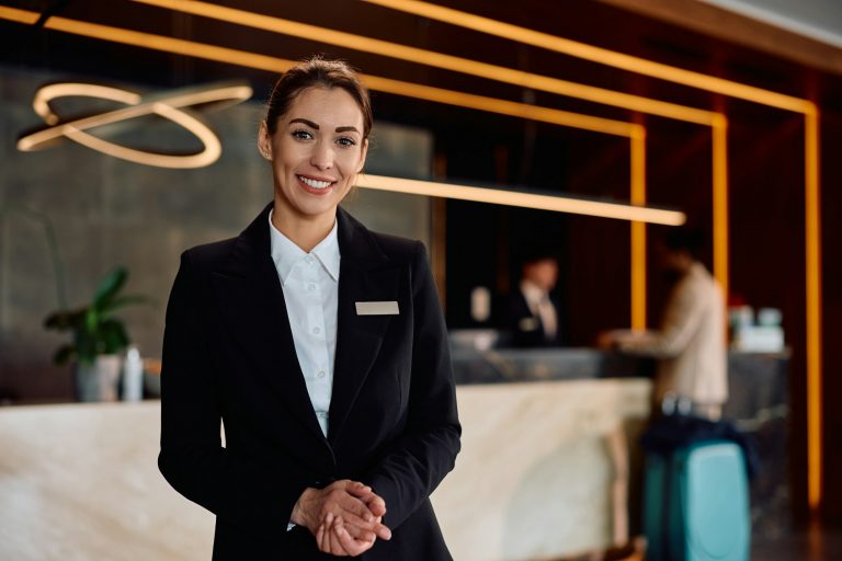 Eine lächelnde Hotelmanagerin in der Lobby des Hotels auf Mallorca