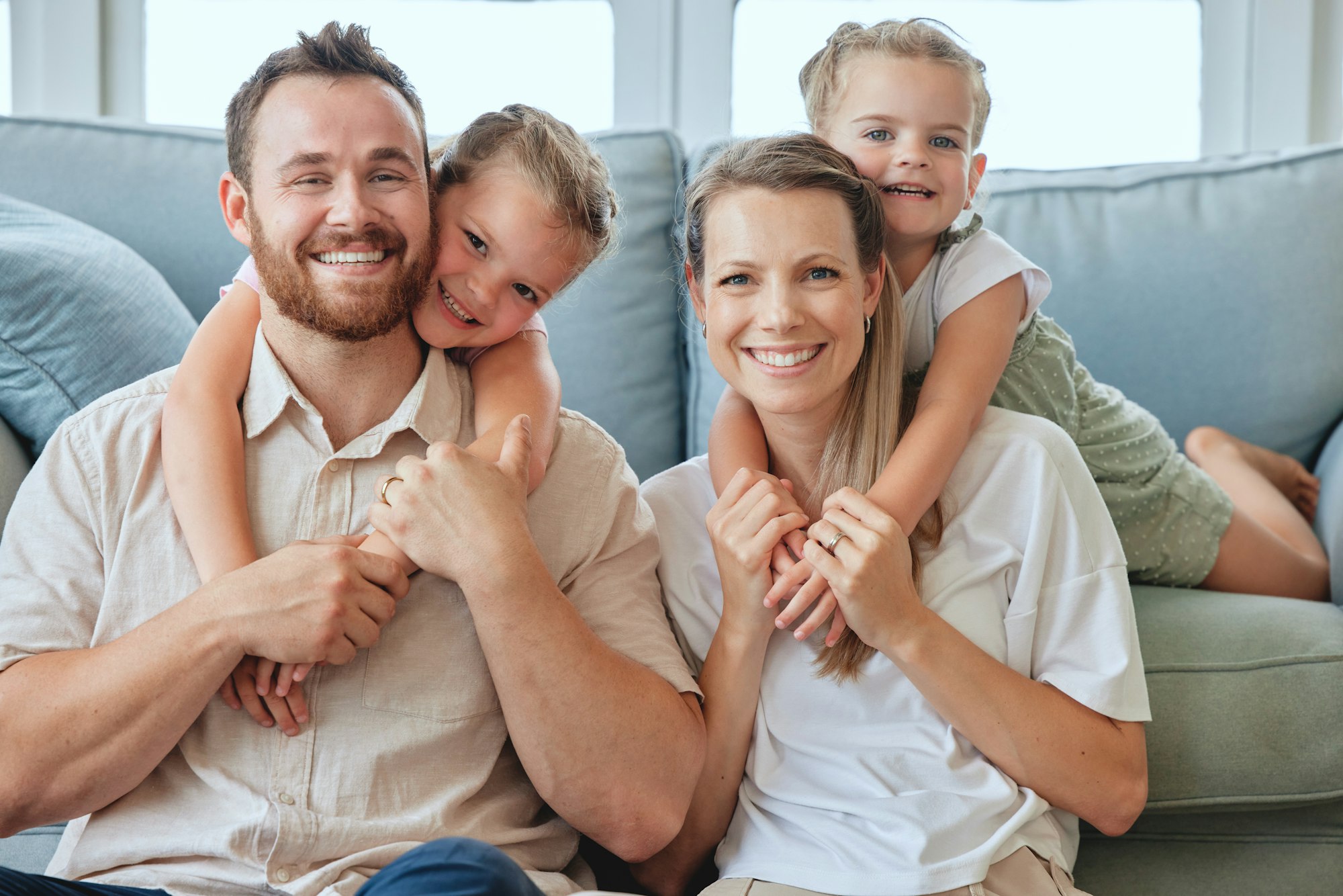 Eine Familie freut sich über Schutz der Zurich Lebensversicherung