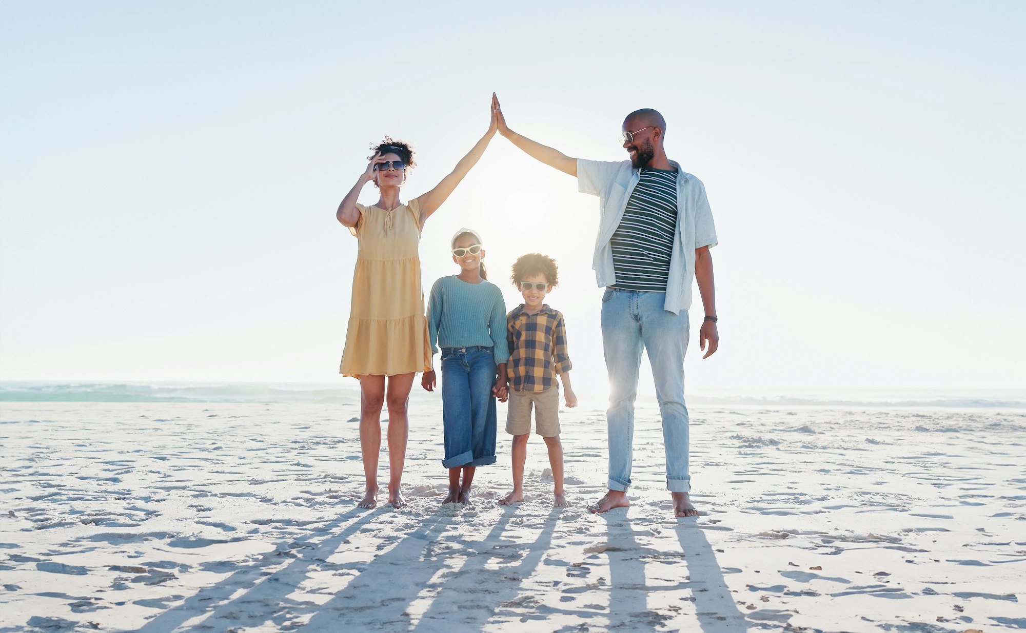 Familie am Strand zufrieden über Sicherheit durch Reisenversicherung im Urlaub auf Mallorca
